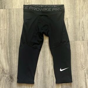 NIKE PRO Dri-Fit Tight Fit Training Tights 3/4 Length Fit in Black